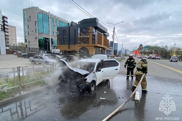 8 человек тушили авто на Профсоюзной в Иванове 
